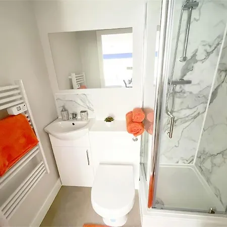 Fantastic En-suite In Bradford With Kitchen Access Apartment *