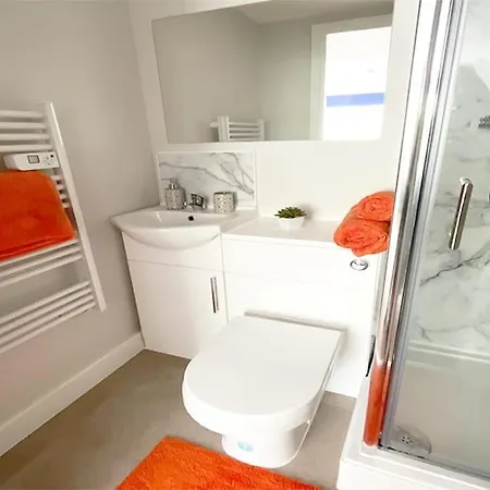 Fantastic En-suite In Bradford With Kitchen Access