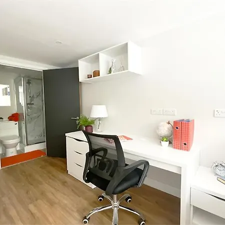 Fantastic En-suite In Bradford With Kitchen Access *